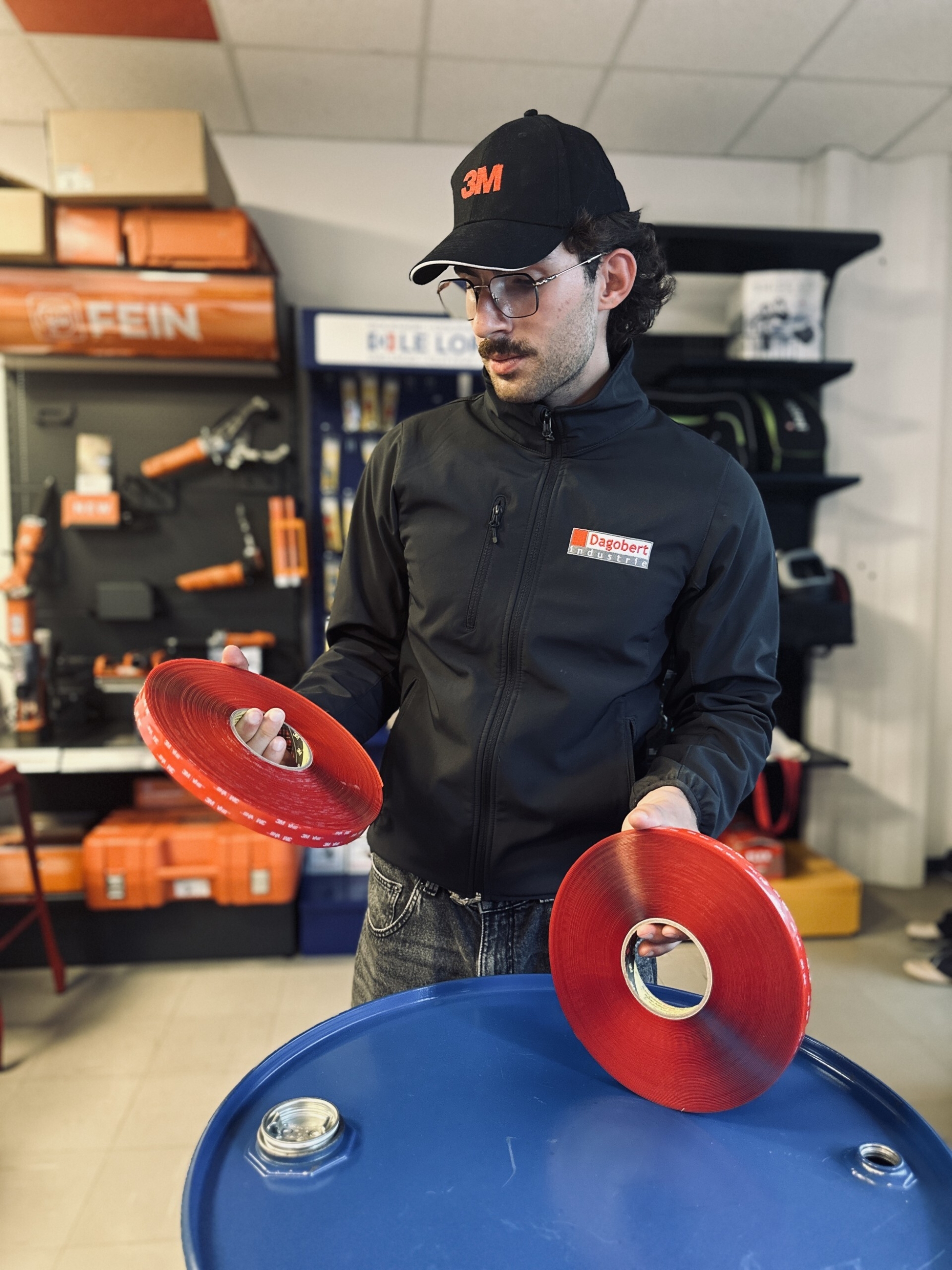 Adhésif VHB : remplacer vis et rivets en industrie